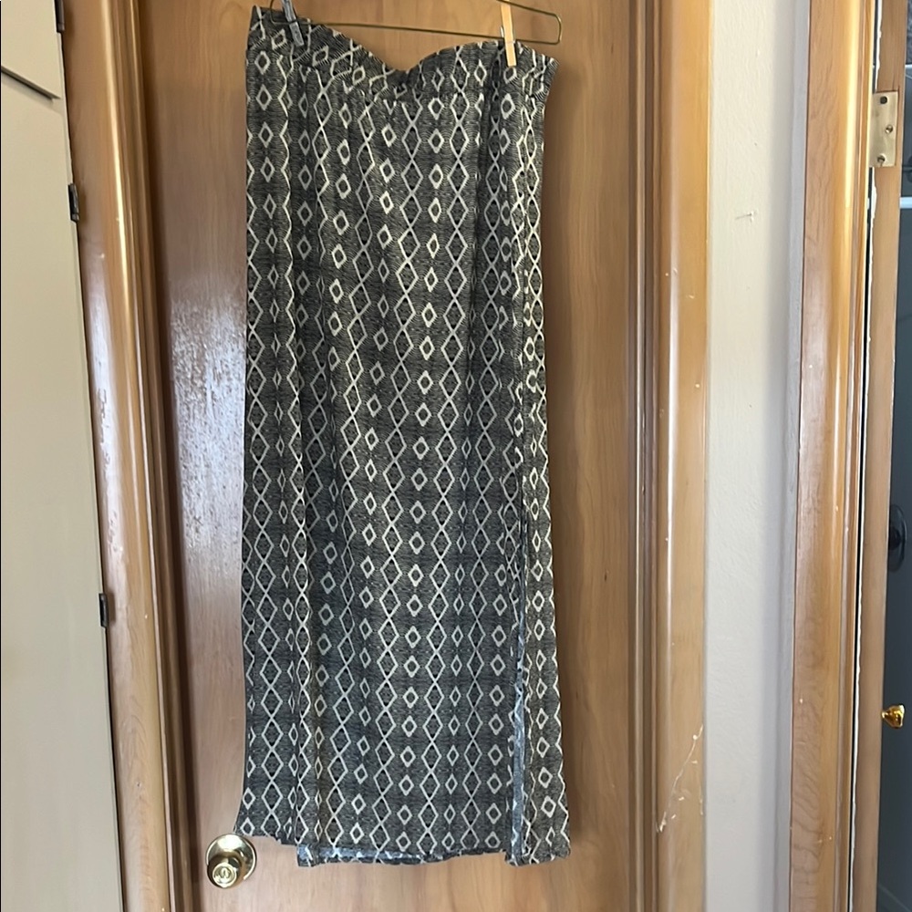 Elegant Black and Tan Patterned Skirt